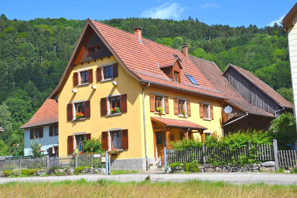 uma casa amarela com um telhado vermelho em Gîte du Grand Pré em Metzeral