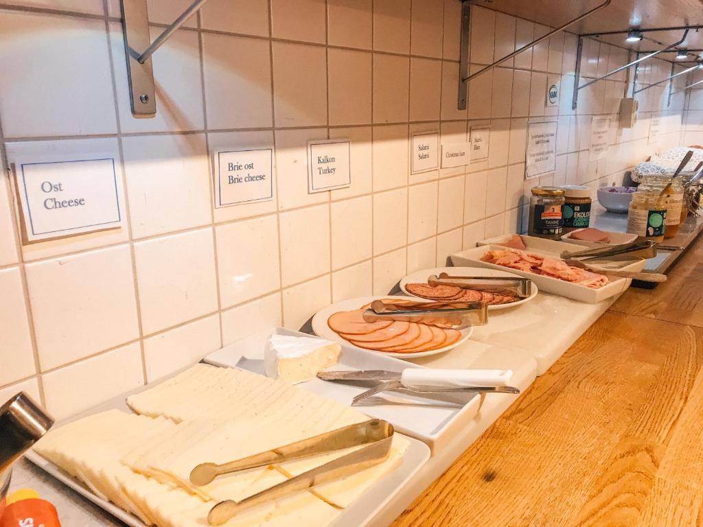 Jídlo v hostelu nebo okolí