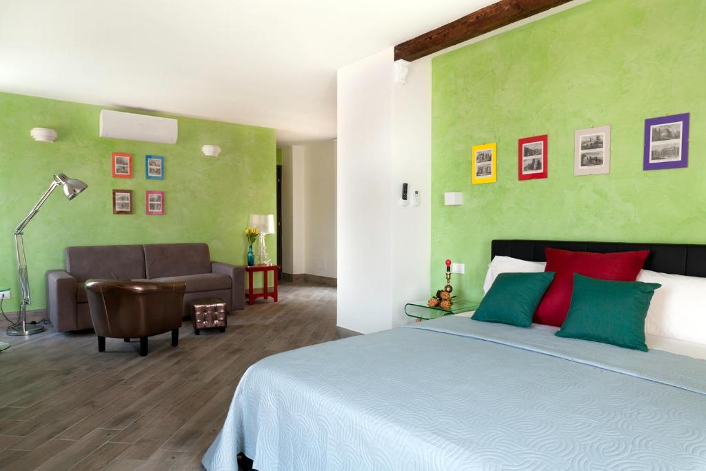 um quarto com uma cama com uma parede verde em Relais Al Porto em Peschiera del Garda