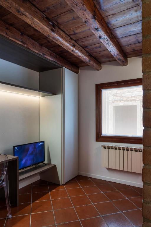 Televízia a/alebo spoločenská miestnosť v ubytovaní Antico Caminetto alla Biennale