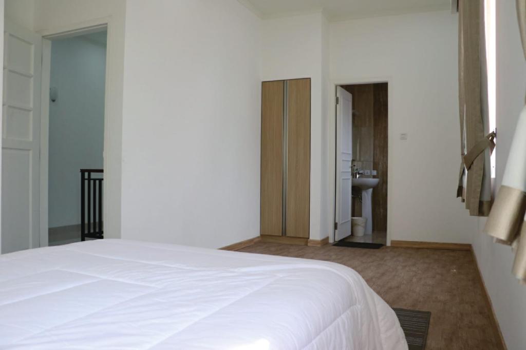 Postel nebo postele na pokoji v ubytování Diyar Villas Puncak K3/2A