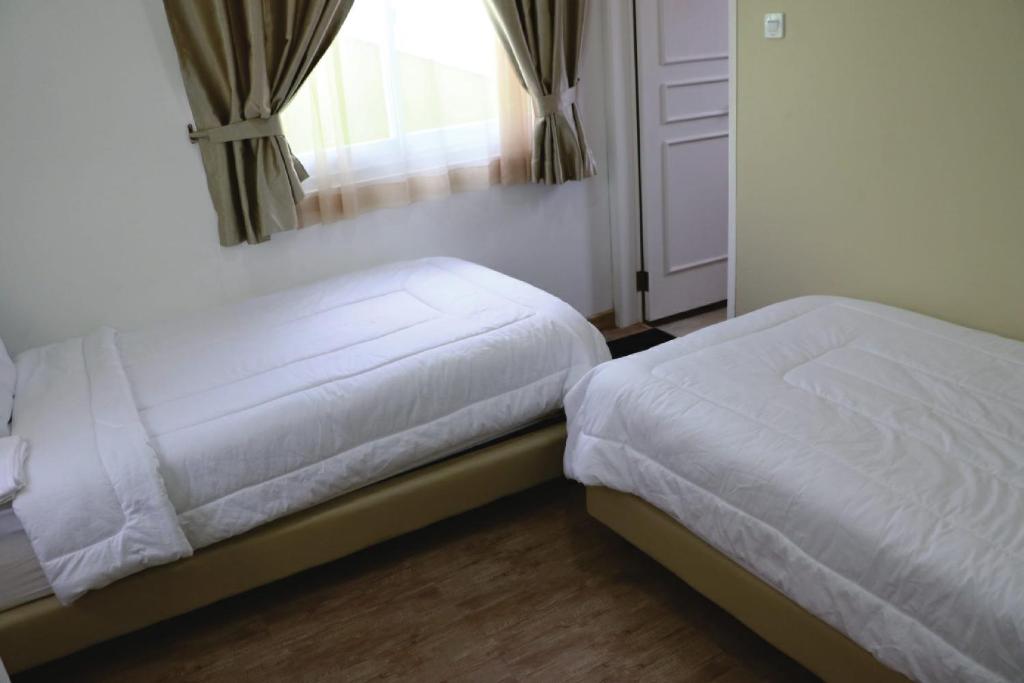 Postel nebo postele na pokoji v ubytování Diyar Villas Puncak K3/2A