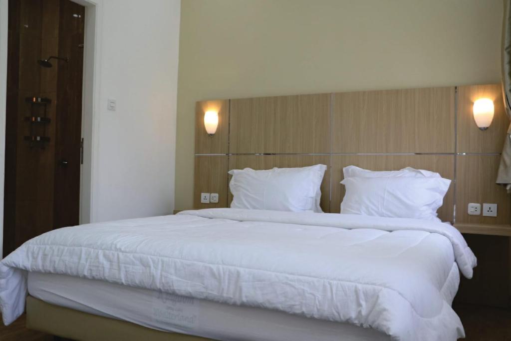 Postel nebo postele na pokoji v ubytování Diyar Villas Puncak K3/2A