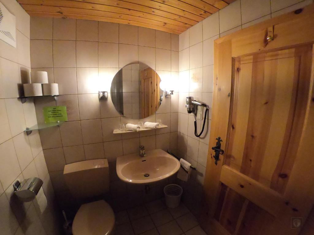 A bathroom at Alpenhaus Ganser-Dixit