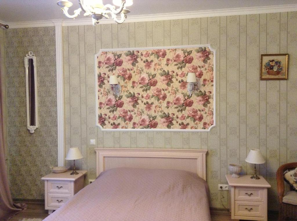 スヴェトロゴルスクにあるRauschen Apart Hotelのベッドルーム1室(ベッド1台付)が備わります。壁には絵画が飾られています。