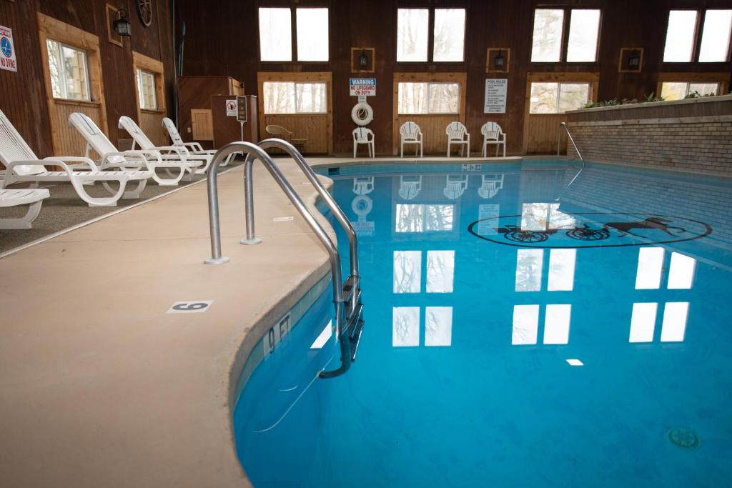 Bazén v ubytování Carriage House Country Club nebo v jeho okolí