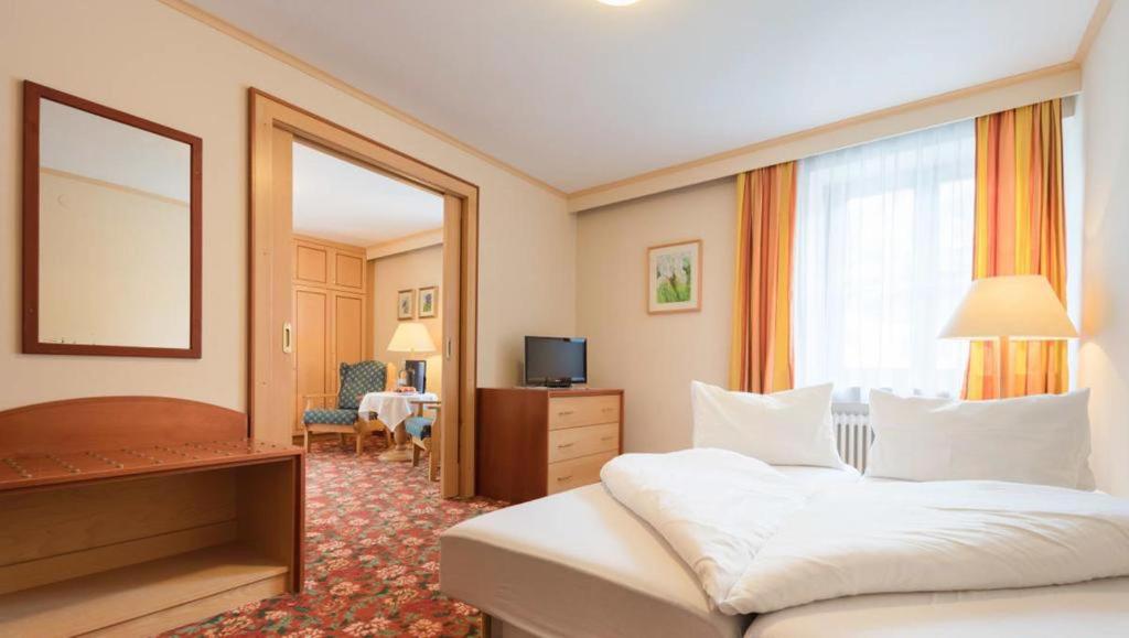 Posteľ alebo postele v izbe v ubytovaní Hotel Krimmlerfälle