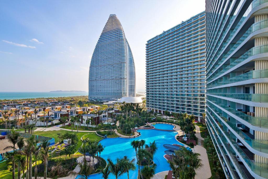 - une vue sur une ville avec de grands bâtiments dans l'établissement Neal Yat Seaview Apartment Haitang Bay Sanya, à Sanya