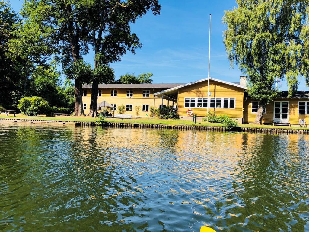 Výhled na řeku, která protéká v blízkosti hostelu