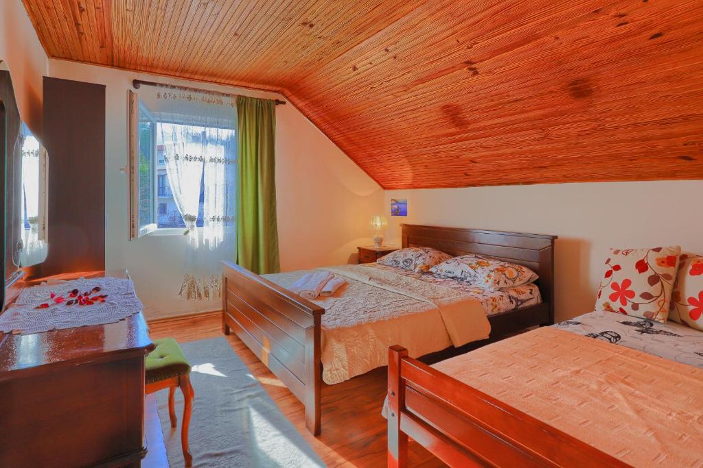 una camera da letto con due letti e una finestra di Apartment Mirjana a Kotor (Cattaro)