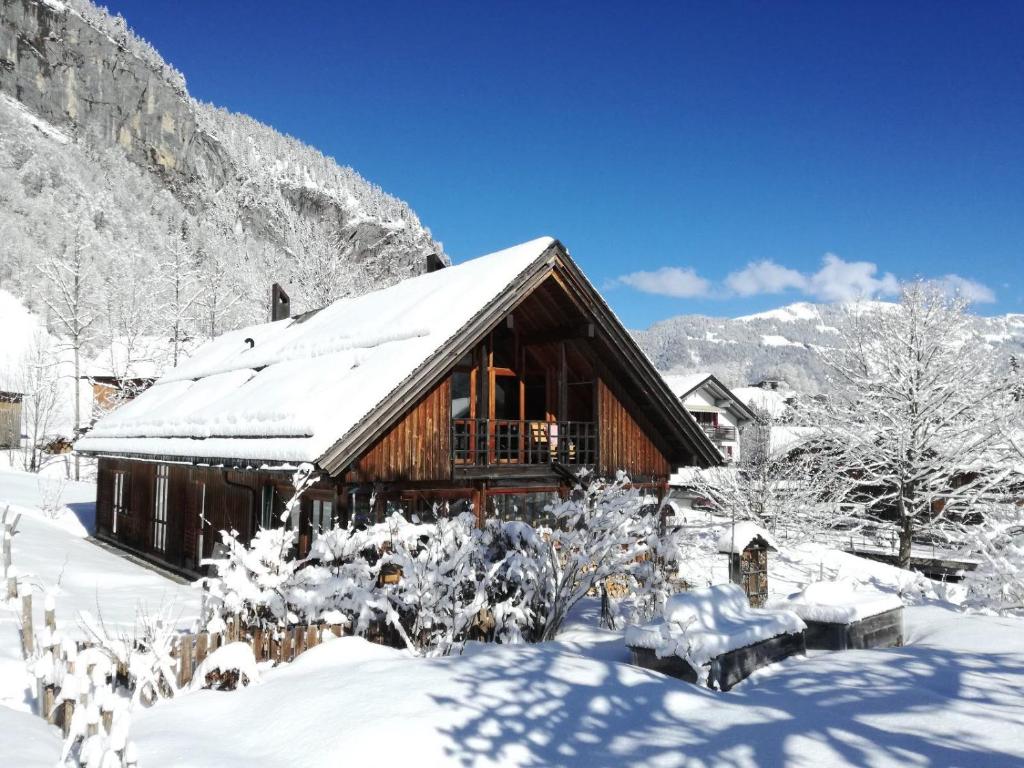 une cabane en rondins dans la neige dans l'établissement Haus am Wasserfall, à Mellau