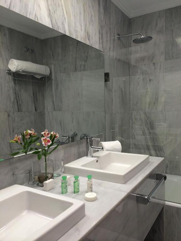 Un baño de Hotel Rector