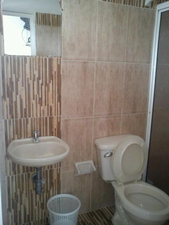 un baño con inodoro y lavabo en Hotel Los Estoraques, en Aguachica
