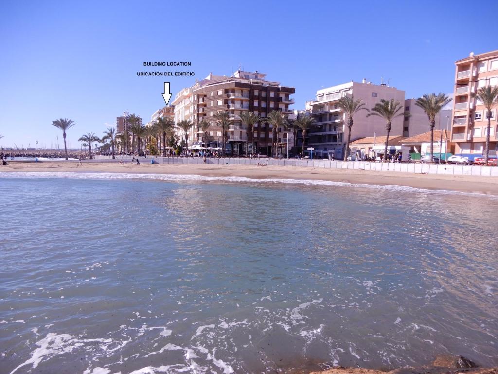 Edificio 1º línea de playa, en paseo marítimo de Torrevieja ...