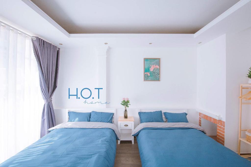 Giường trong phòng chung tại HOT home