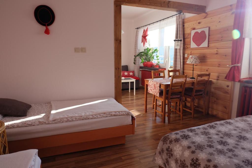 Posteľ alebo postele v izbe v ubytovaní Willa Pod Aniołem - Pokoje Gościnne & Apartamenty z widokiem na góry