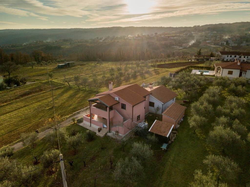 Gorica的住宿－Guesthouse Martina，田间中的一个大型粉红色房子