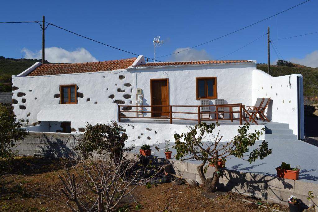 a white house with a staircase leading up to it at Casa Rural alto prado in Isora