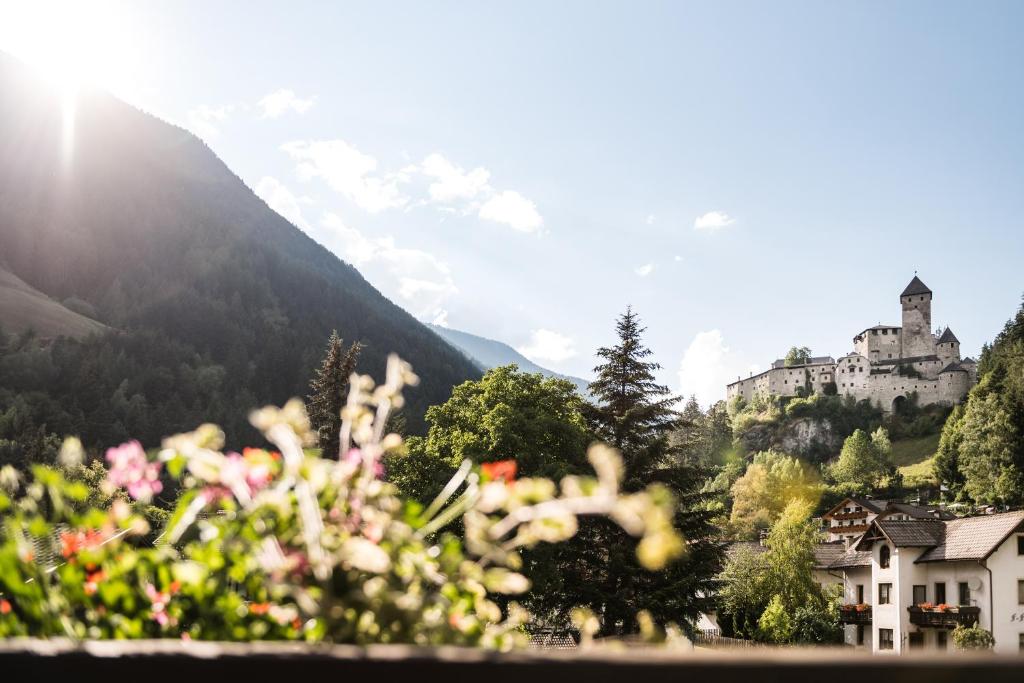 Vista generica sulle montagne o vista sulle montagne dall'interno dell'hotel