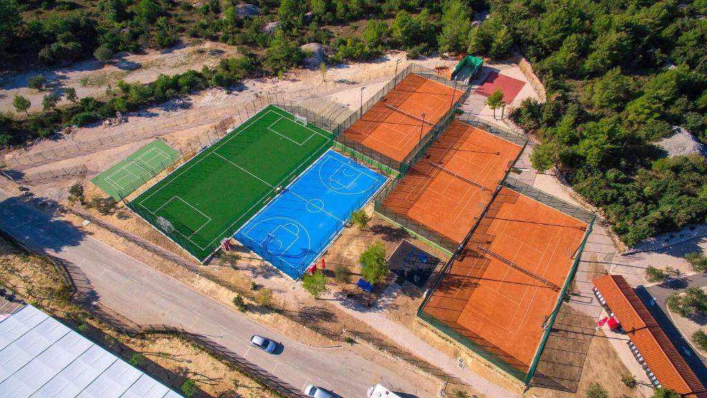 Tenis alebo squash v ubytovaní Amadria Park Family Hotel Jakov alebo jeho okolí