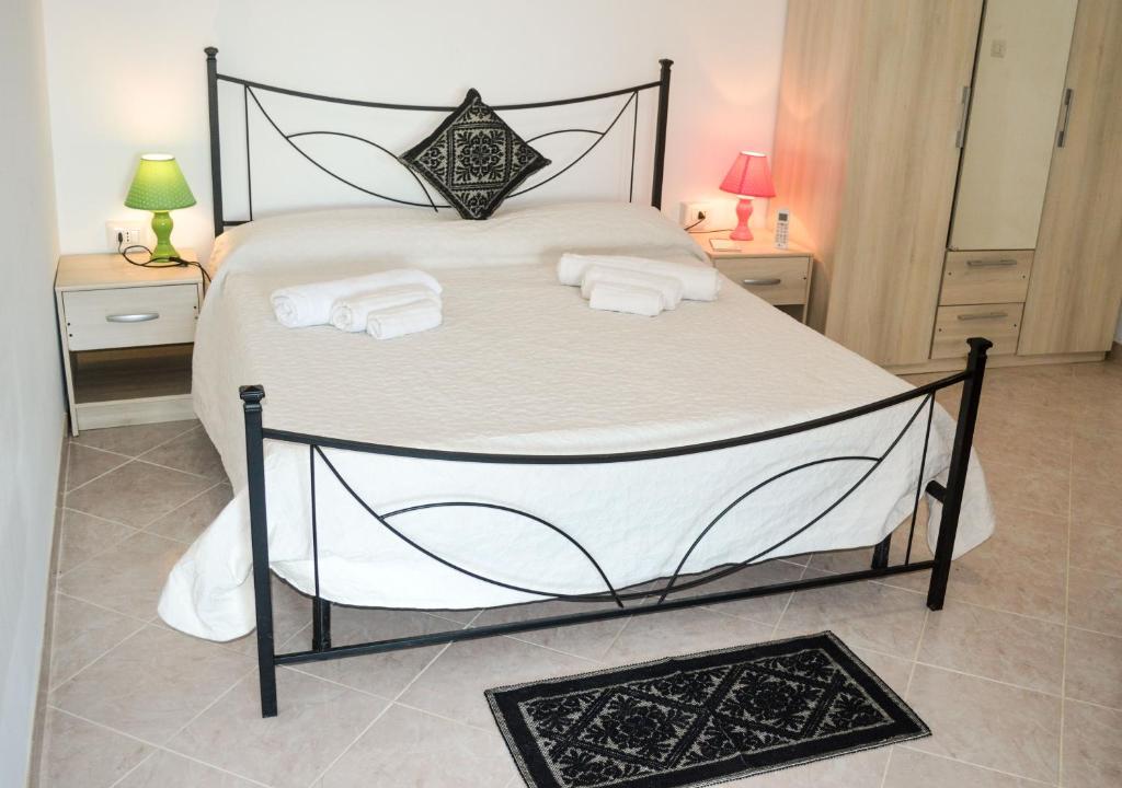 - une chambre avec un grand lit et des serviettes dans l'établissement Il Sogno di una Stella, à Alghero