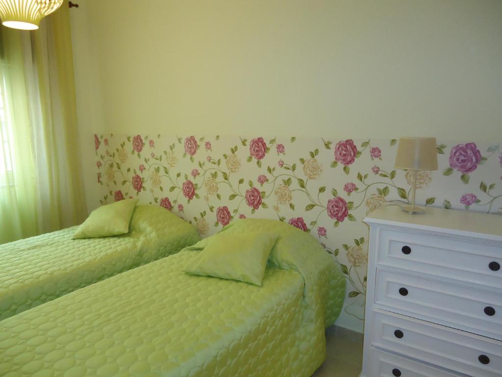 1 dormitorio con 2 camas y vestidor en Quarto en Alvor