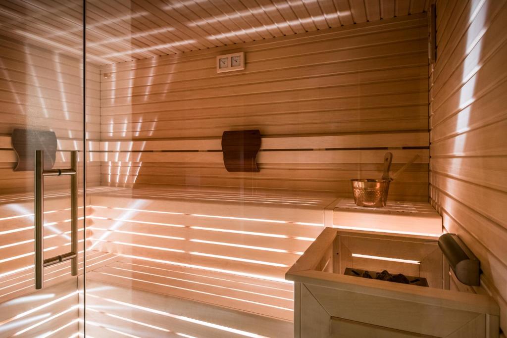 una sauna con pareti in legno e una porta in vetro di Hotel Heini a Campo Tures