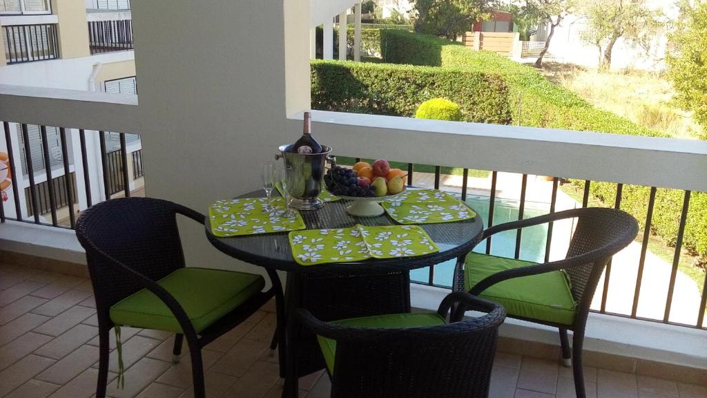 een tafel met een fruitschaal op een balkon bij Casa Mateus in Alvor