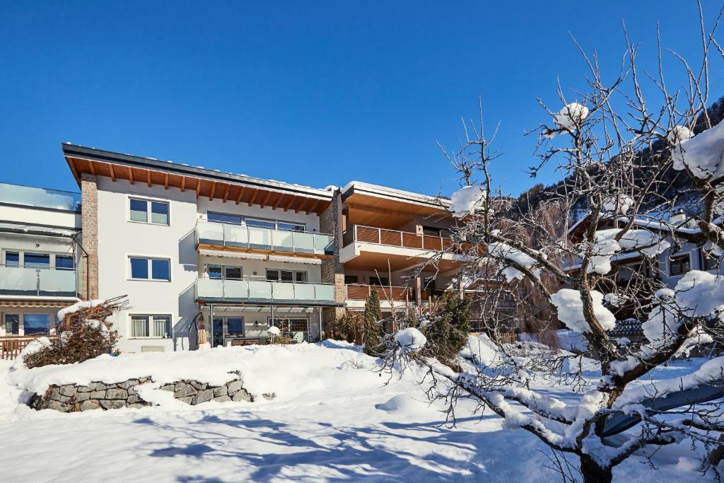 ein Gebäude mit Schnee davor in der Unterkunft DAS EDELWEISS - Apartment Kuprian in Ried im Oberinntal