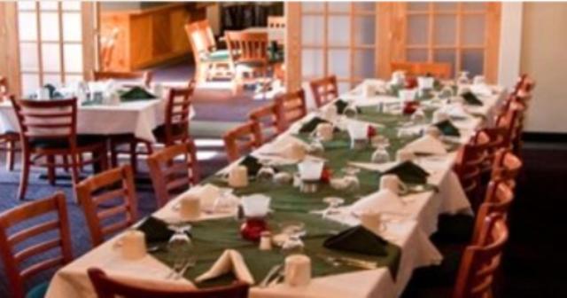 Un restaurante u otro lugar para comer en Fisherman's Landing Inn