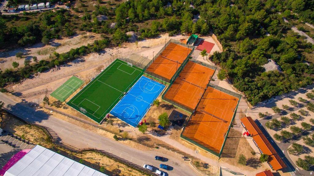 Tereni za tenis i/ili skvoš u sklopu objekta Amadria Park Beach Hotel Niko ili u blizini