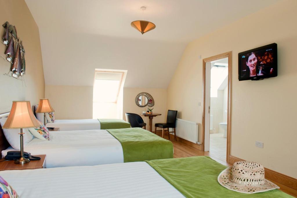 Rúm í herbergi á Kinvara Guesthouse