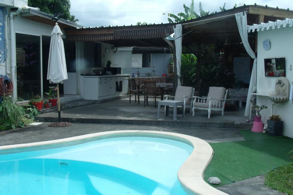 una piscina di fronte a una casa con patio di Kaz Bory a Saint-Louis