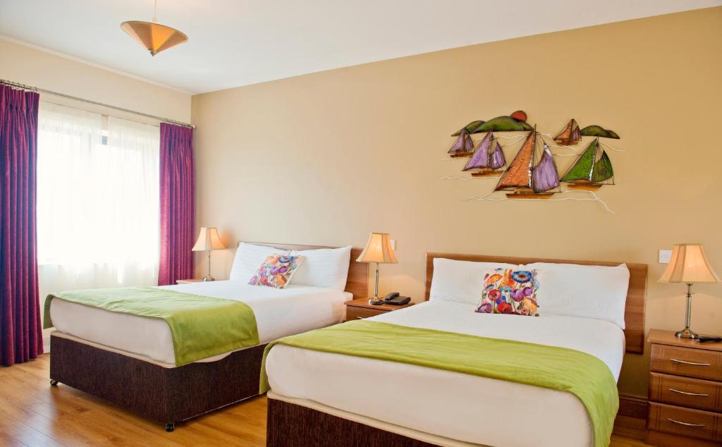 Rúm í herbergi á Kinvara Guesthouse