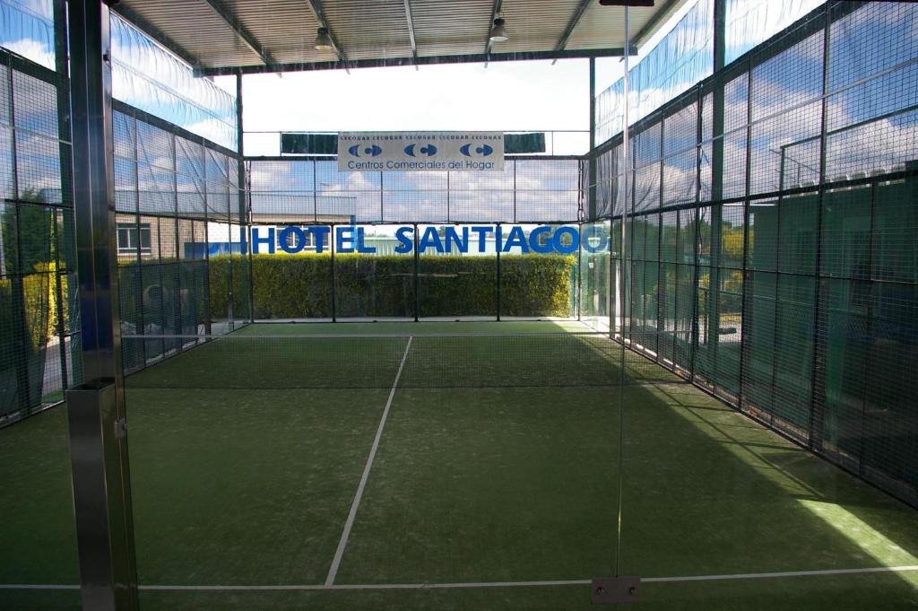 Instalaciones para jugar a tenis o squash en Hotel Auditorio Santiago & Spa o alrededores