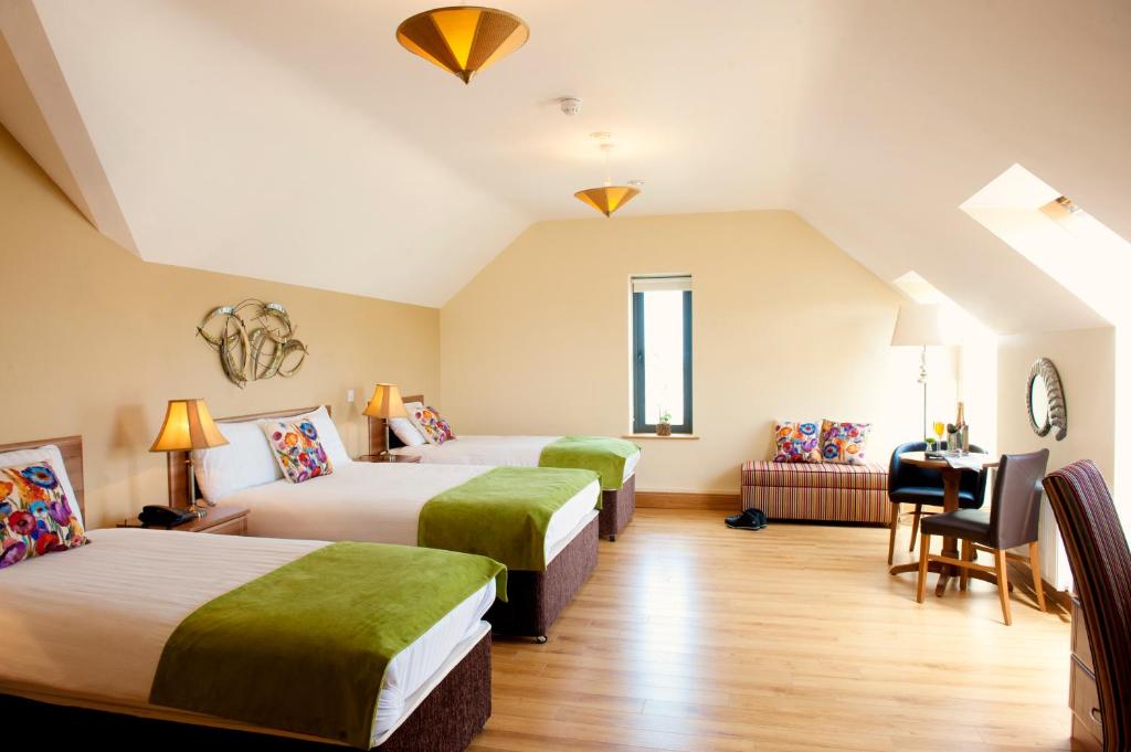 Rúm í herbergi á Kinvara Guesthouse