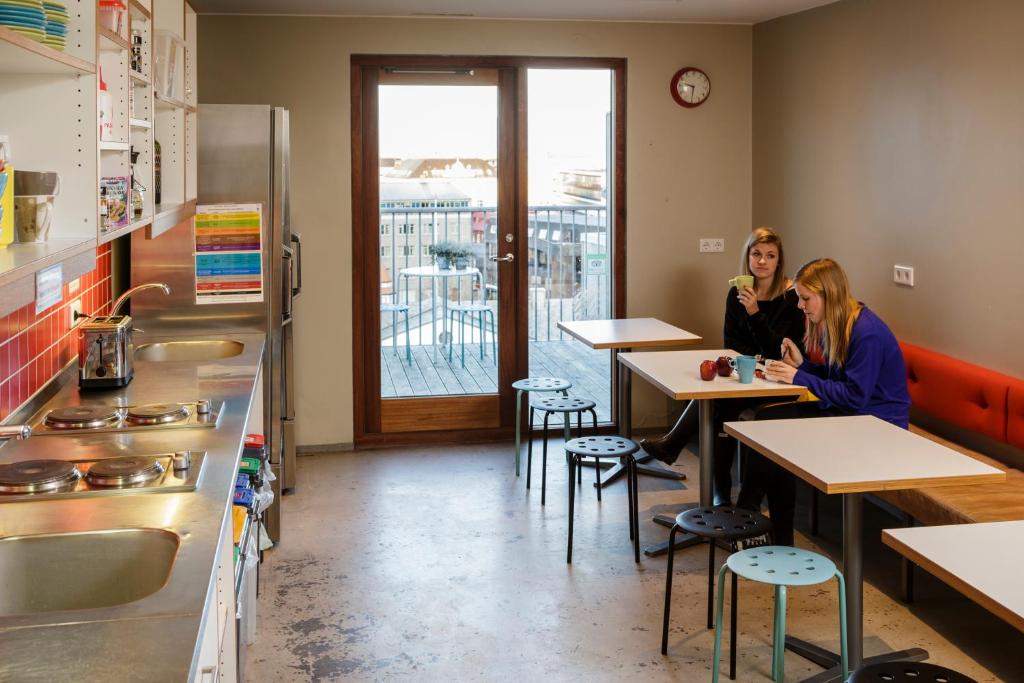 Kuchyň nebo kuchyňský kout v ubytování Loft - HI Eco Hostel
