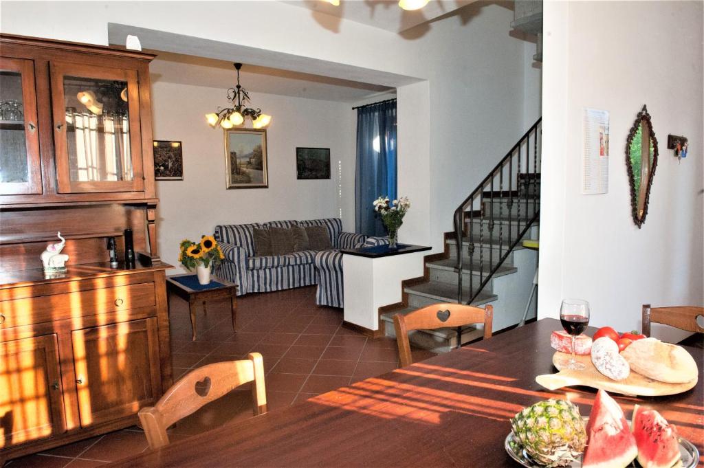 kuchnia i salon ze stołem z owocami w obiekcie Casa delle Palme w mieście Monsagrati