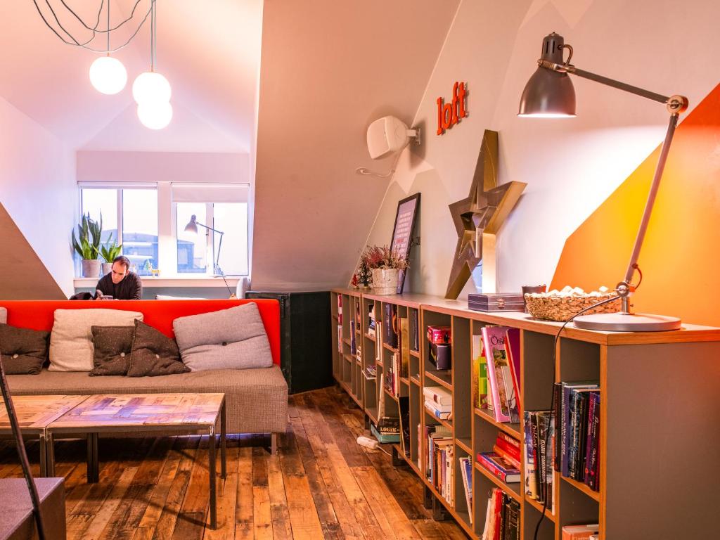 Posezení v ubytování Loft - HI Eco Hostel