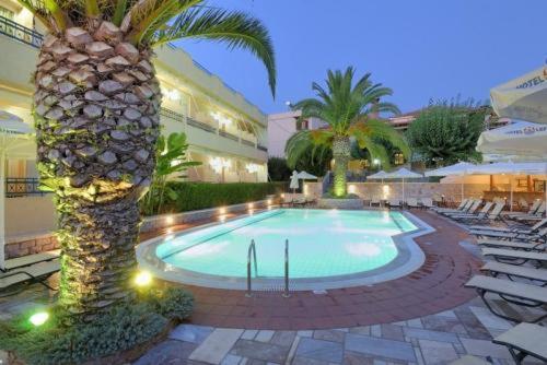 Bazén v ubytovaní Lefktron Hotel alebo v jeho blízkosti