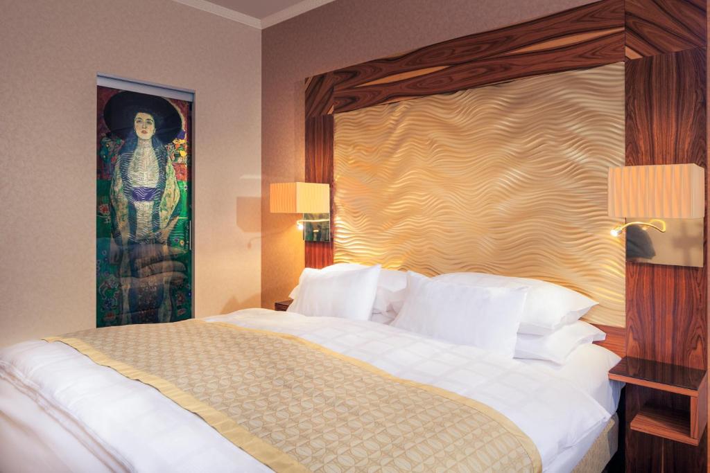 Postel nebo postele na pokoji v ubytování Hotel Josefshof am Rathaus