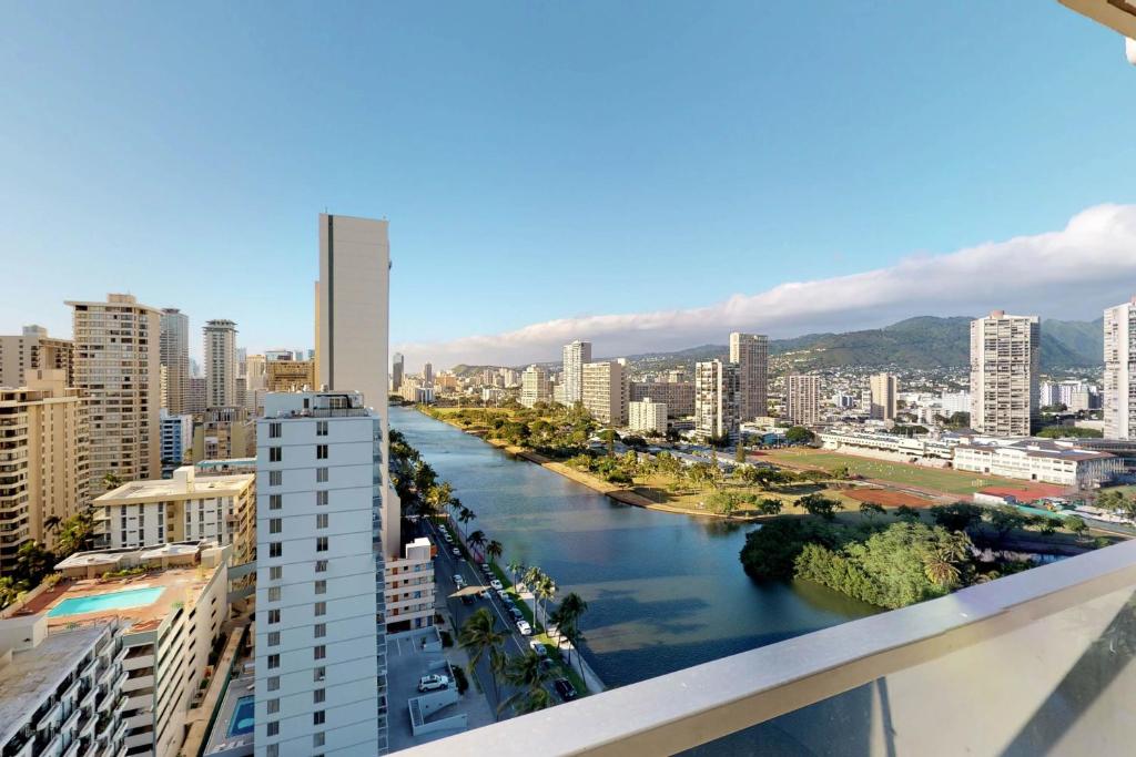 Blick auf einen Fluss in einer Stadt mit Gebäuden in der Unterkunft Island Colony Suites in Honolulu