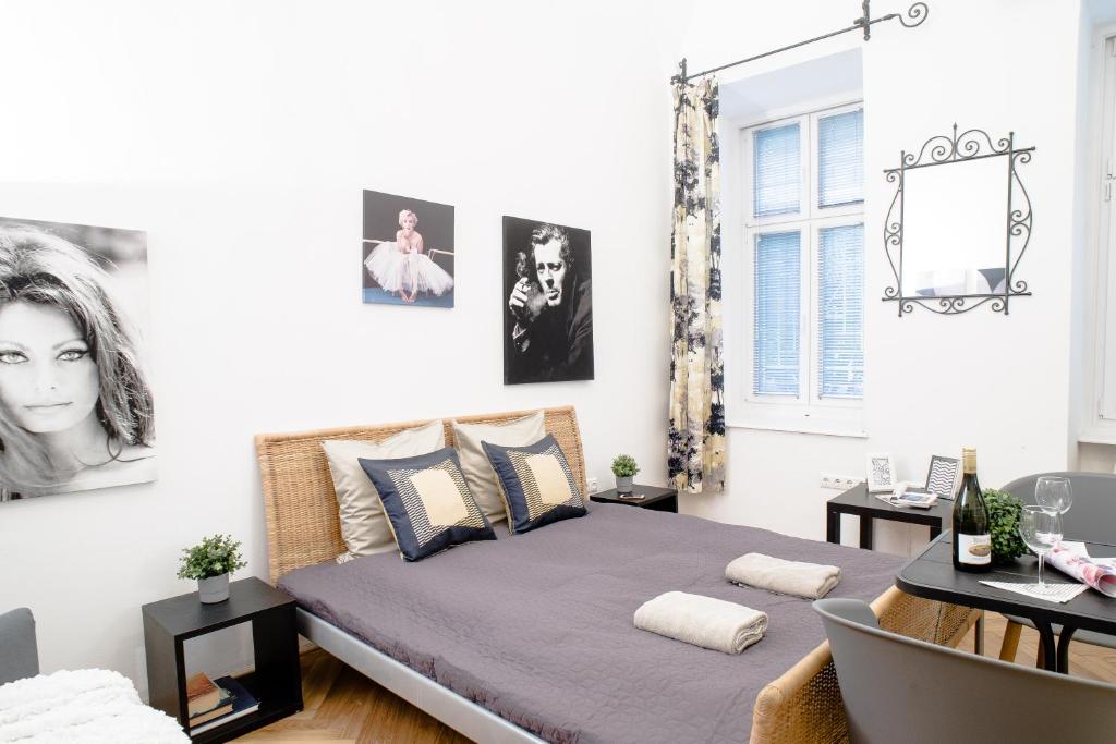 布達佩斯的住宿－克拉拉如家公寓，卧室配有一张床