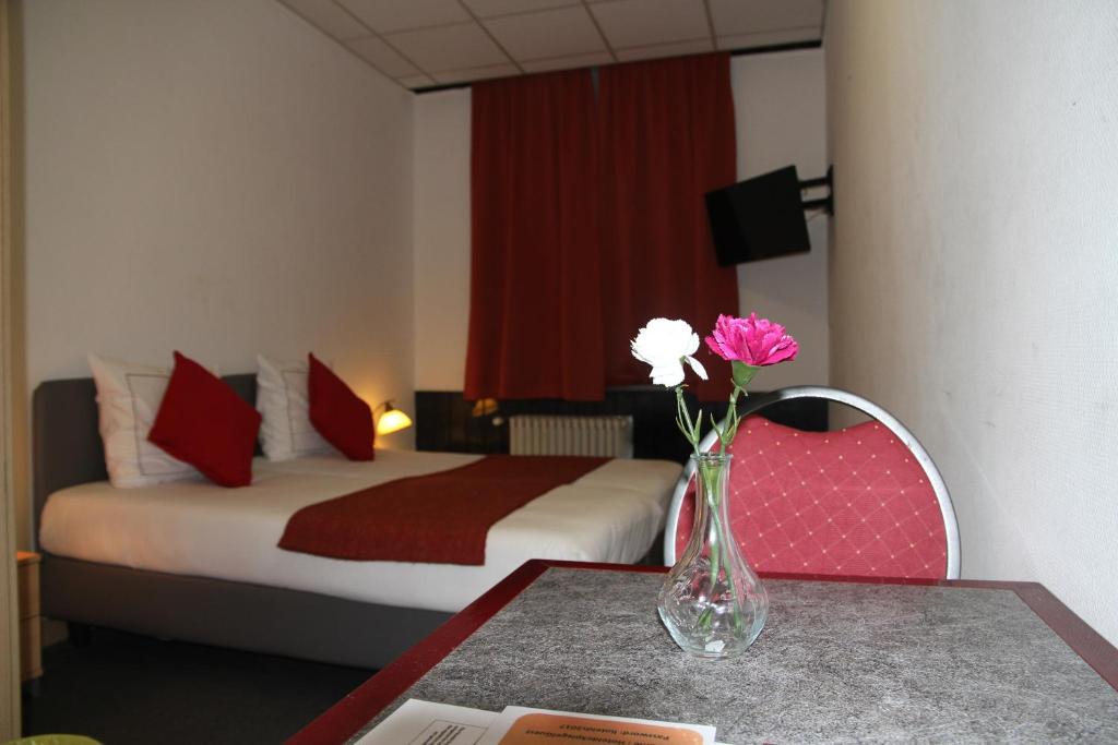 Postel nebo postele na pokoji v ubytování Hotel De Spiegel