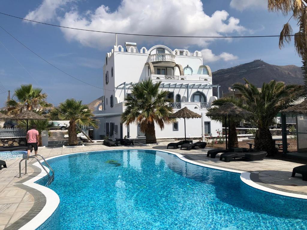 Bazén v ubytování Black Coast Santorini nebo v jeho okolí