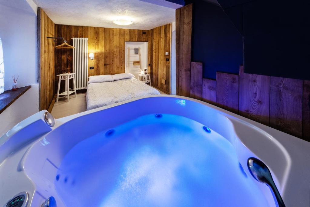 una vasca da bagno in una camera da letto di Appartamenti Relax Nus a Nus