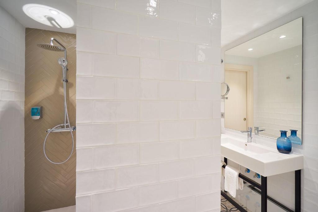 a bathroom with a shower and a sink at Tandem Soho Suites in Málaga