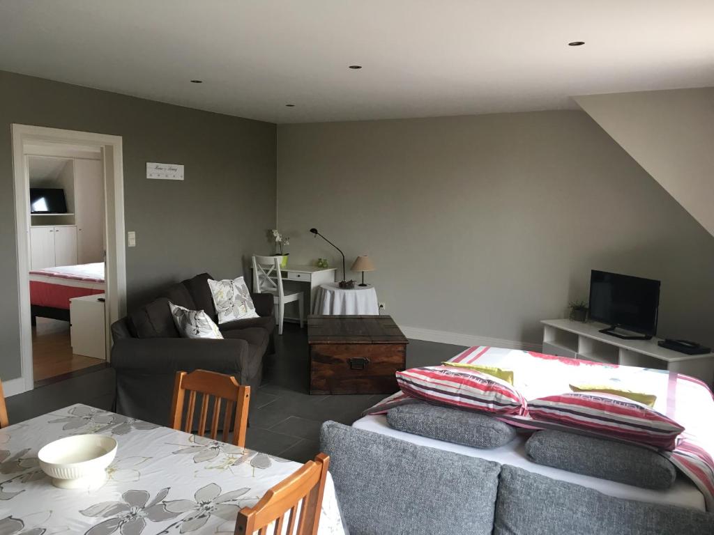 a living room with a couch and a table at Guesthouse De Middelvelden in Arendonk