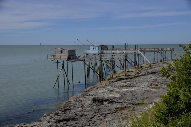 un quai dans l'eau à côté d'une masse d'eau dans l'établissement RESIDENCE LES ECUREUILS, à Saint-Palais-sur-Mer