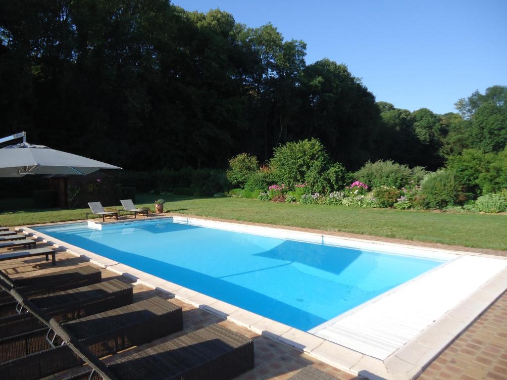 Bazén v ubytování La Maison du Puits nebo v jeho okolí